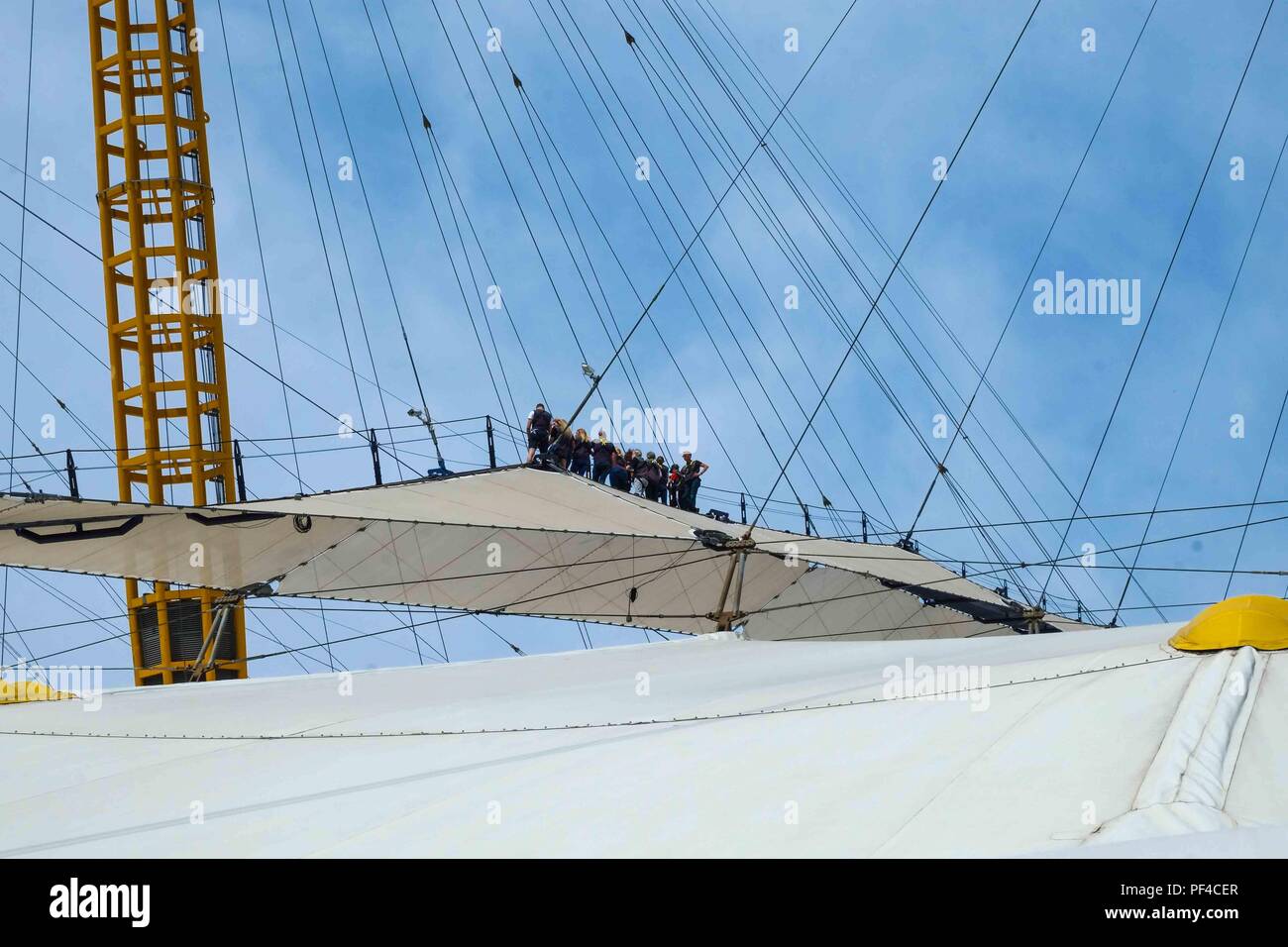 Fino all'O2. La gente che camminava sulla parte superiore del tetto dell'O2 Arena di Londra Foto Stock