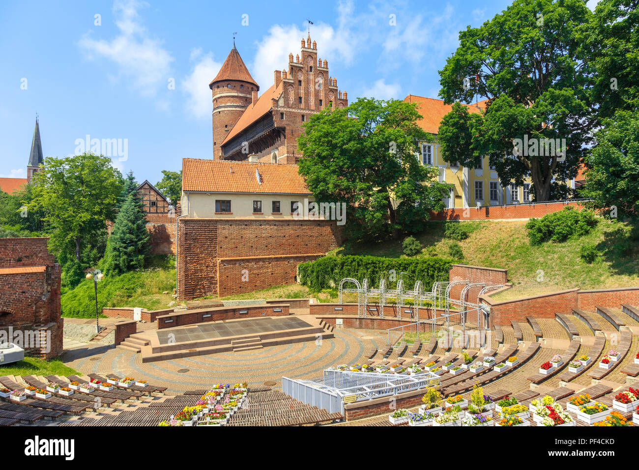 Anfiteatro e Castello di Warmian vescovi in Olsztyn, Polonia settentrionale, costruito nel quattordicesimo secolo in stile architettonico gotico Foto Stock