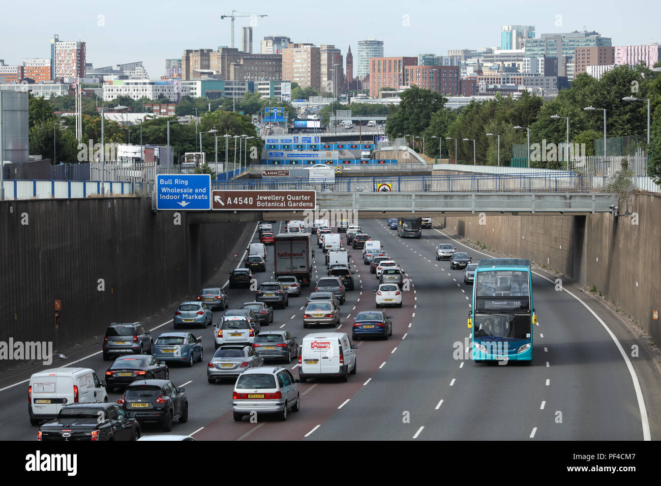 Mattina traffico di punta di ora in direzione del centro di Birmingham lungo l'Aston Expressway. Lo skyline del centro città è visibile in lontananza. Foto Stock