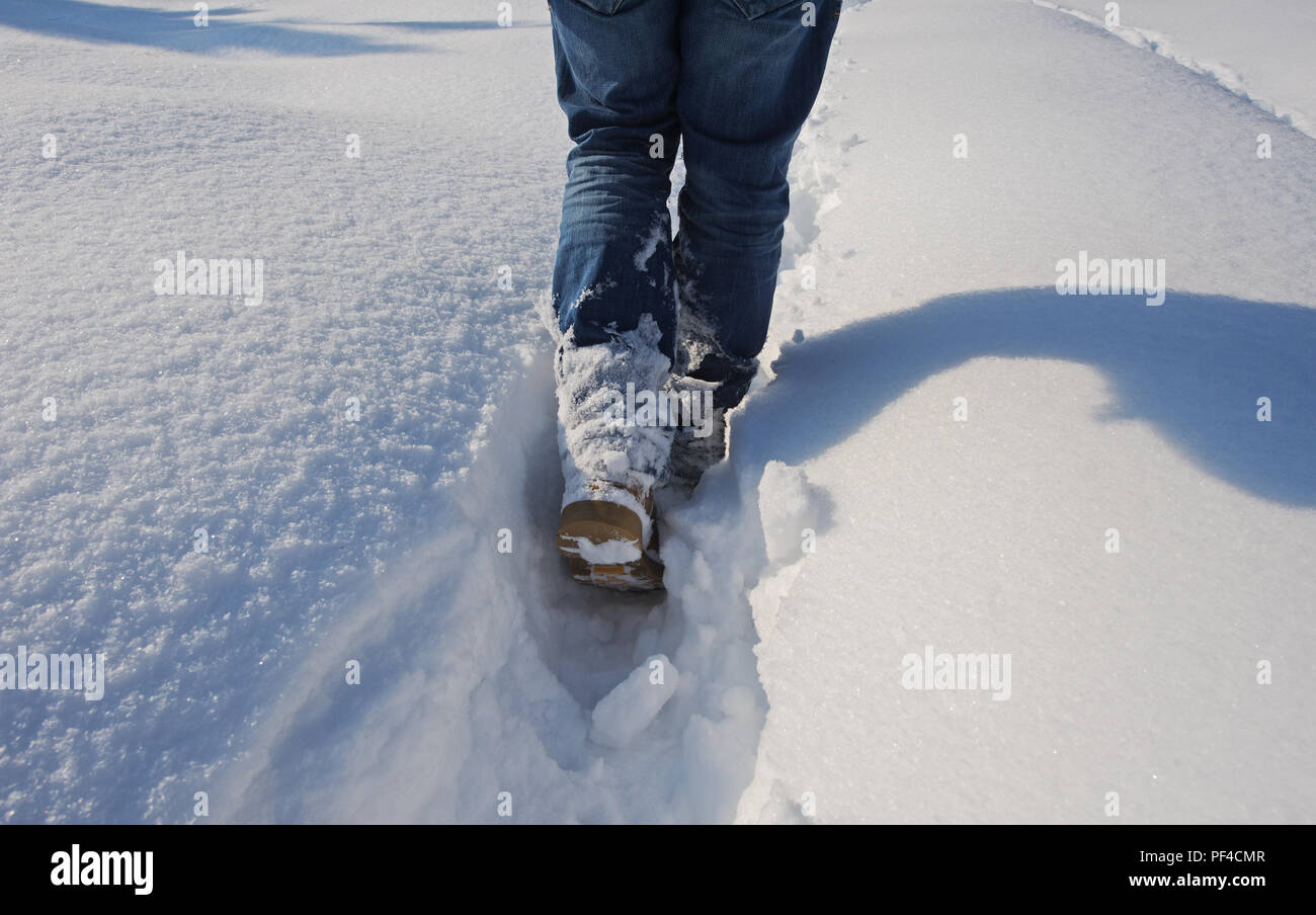 Mann stapft durch tiefen Schnee | uomo passi attraverso la neve profonda Foto Stock