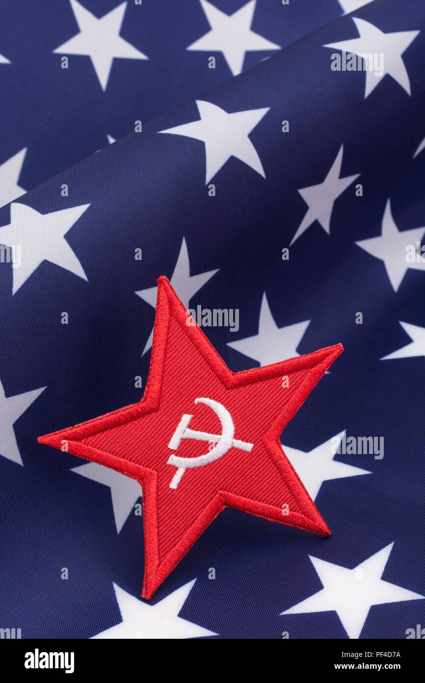 Logo Red Star Hammer e Sickle con bandiera americana Stars & Stripes. Per la sinistra radicale statunitense, l’America comunista, i socialisti democratici, l’America socialista Foto Stock