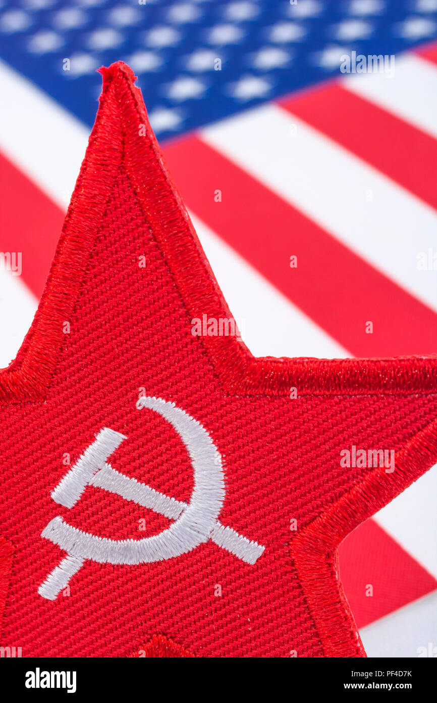 Distintivo Red Star Hammer and Sickle con US / American Stars & Stripes. Per la disputa della Russia degli Stati Uniti, sinistra radicale degli Stati Uniti, America comunista, socialisti democratici Foto Stock