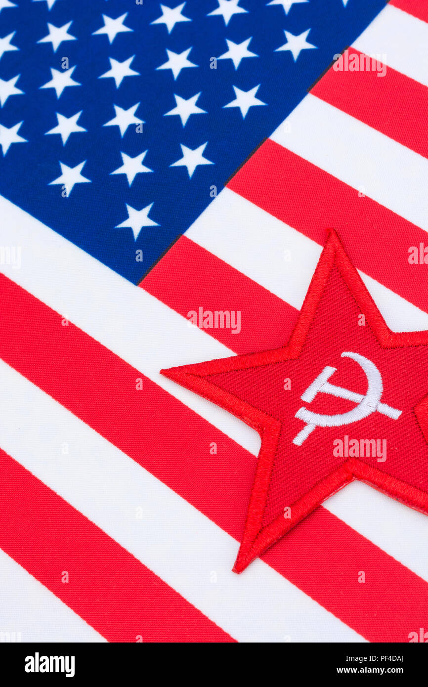 Distintivo Red Star Hammer and Sickle con US / American Stars & Stripes. Per la disputa della Russia degli Stati Uniti, sinistra radicale degli Stati Uniti, America comunista, socialisti democratici Foto Stock