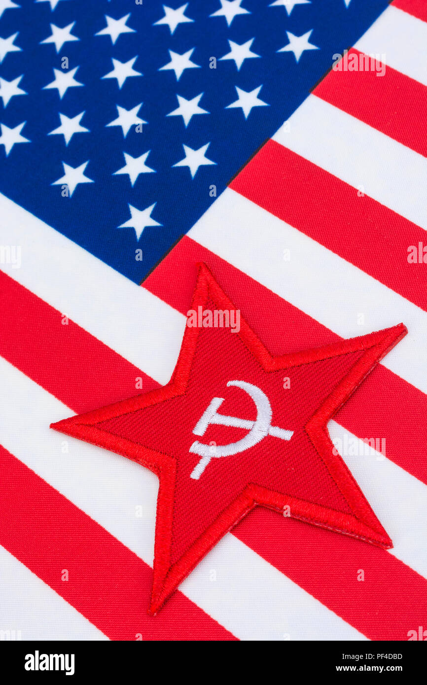 Distintivo Red Star Hammer and Sickle con US / American Stars & Stripes. Per la disputa della Russia degli Stati Uniti, sinistra radicale degli Stati Uniti, America comunista, socialisti democratici Foto Stock