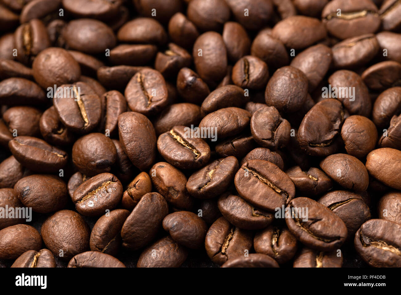 Close-up chicchi di caffè tostati sfondo. Vista dall'alto. Foto Stock