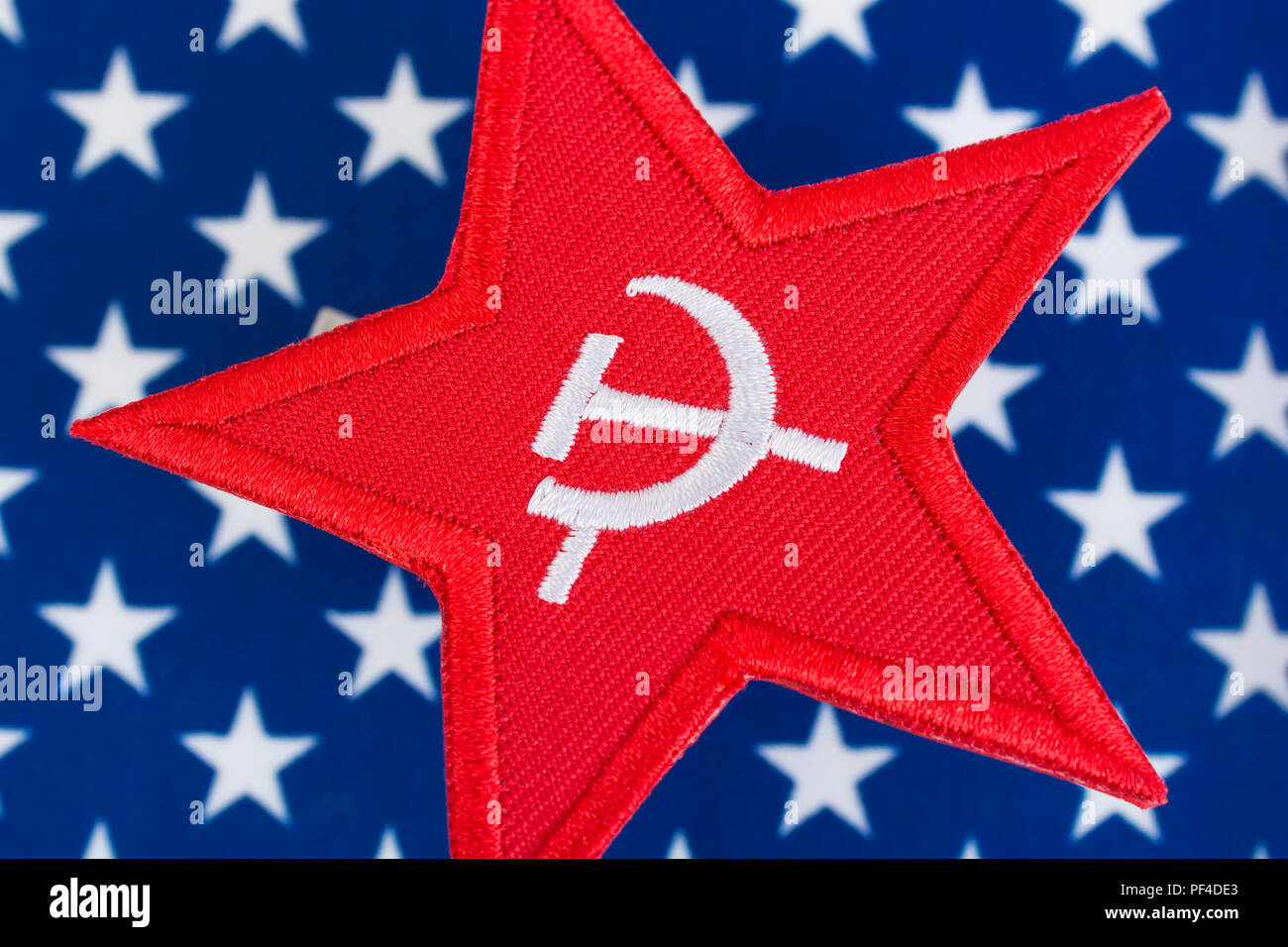 Distintivo Red Star Hammer and Sickle con US / American Stars & Stripes. Per la disputa della Russia degli Stati Uniti, sinistra radicale degli Stati Uniti, America comunista, socialisti democratici Foto Stock