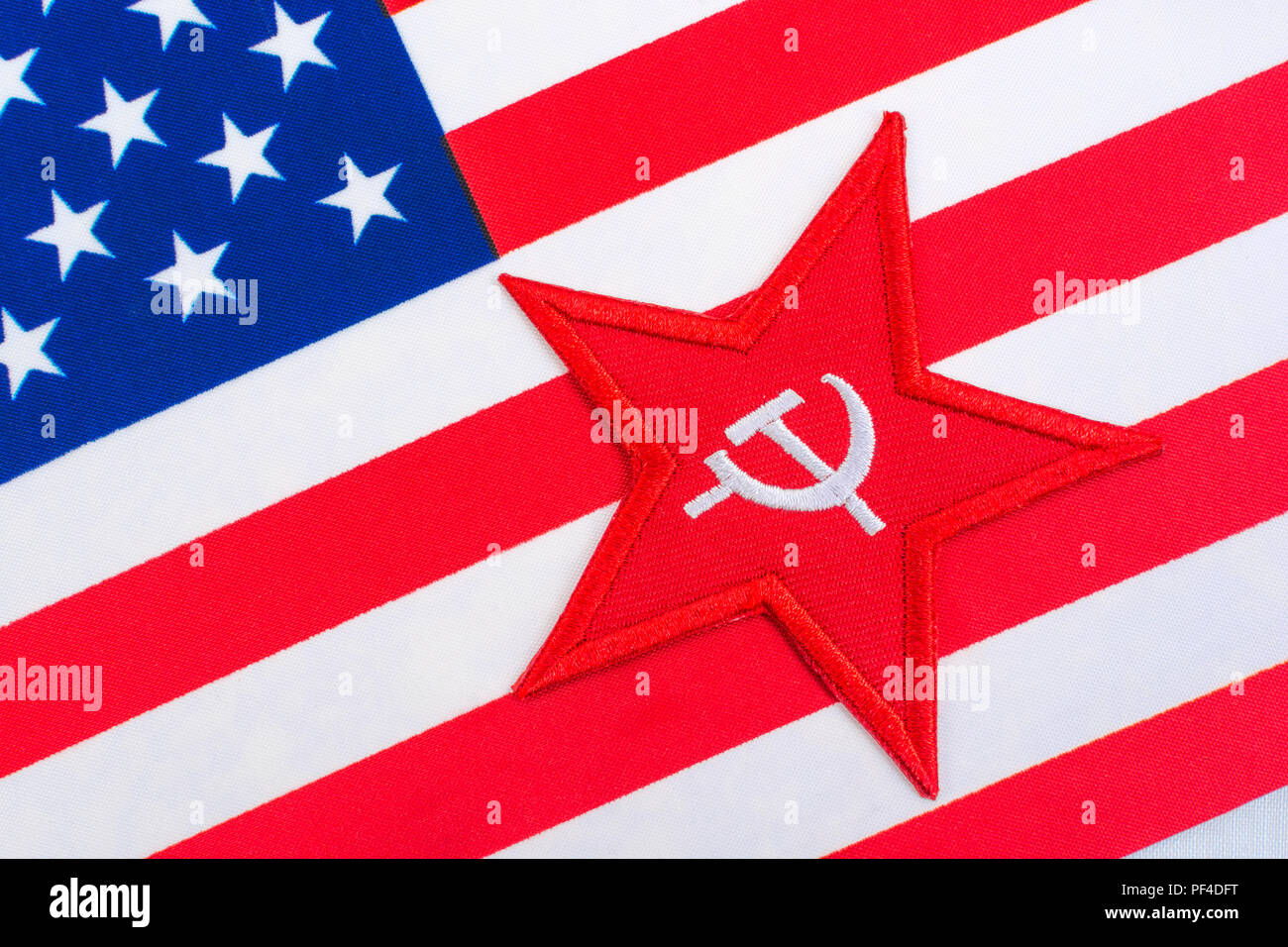 Distintivo Red Star Hammer and Sickle con US / American Stars & Stripes. Per la disputa della Russia degli Stati Uniti, sinistra radicale degli Stati Uniti, America comunista, socialisti democratici Foto Stock