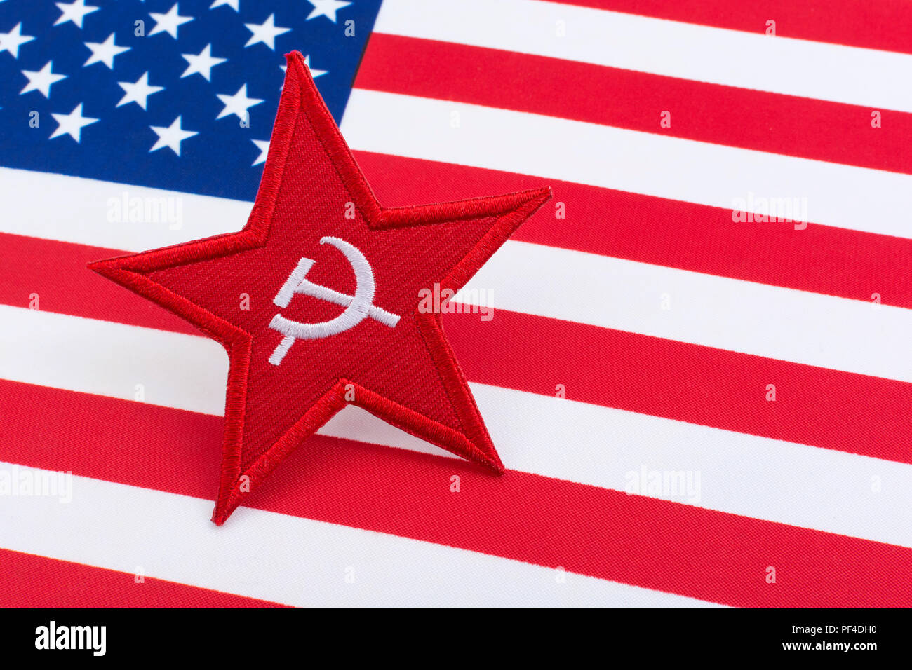 Distintivo Red Star Hammer and Sickle con US / American Stars & Stripes. Per la disputa della Russia degli Stati Uniti, sinistra radicale degli Stati Uniti, America comunista, socialisti democratici Foto Stock