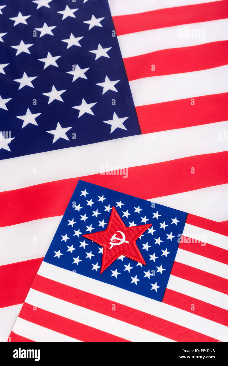 Logo Red Star Hammer e Sickle con bandiera americana Stars & Stripes. Per  la sinistra radicale statunitense, l'America comunista, i socialisti  democratici, il marxismo americano Foto stock - Alamy