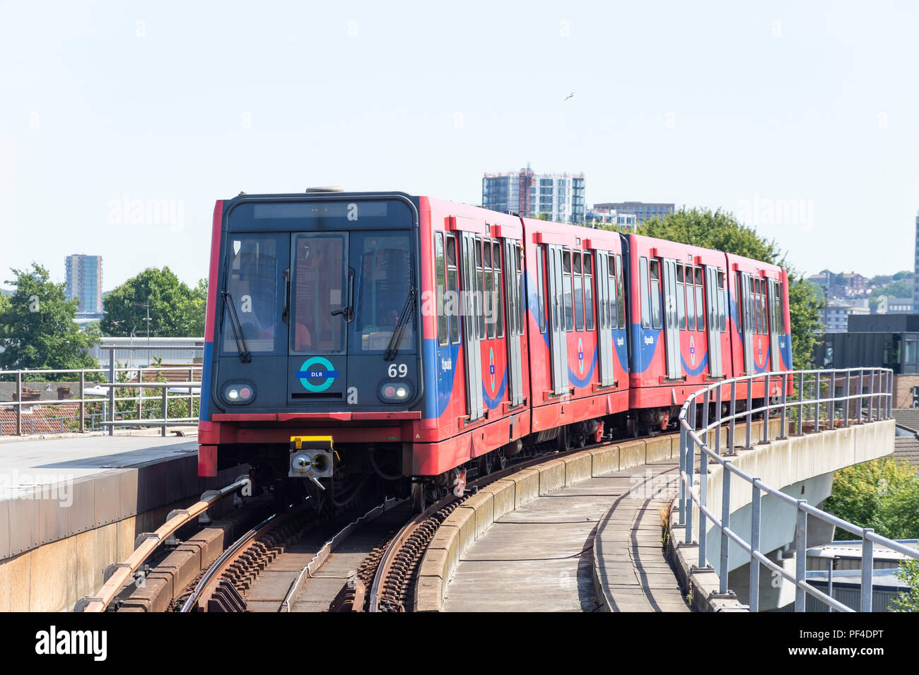 London City Airport DLR treno, Silvertown, London Borough of Newham, Greater London, England, Regno Unito Foto Stock