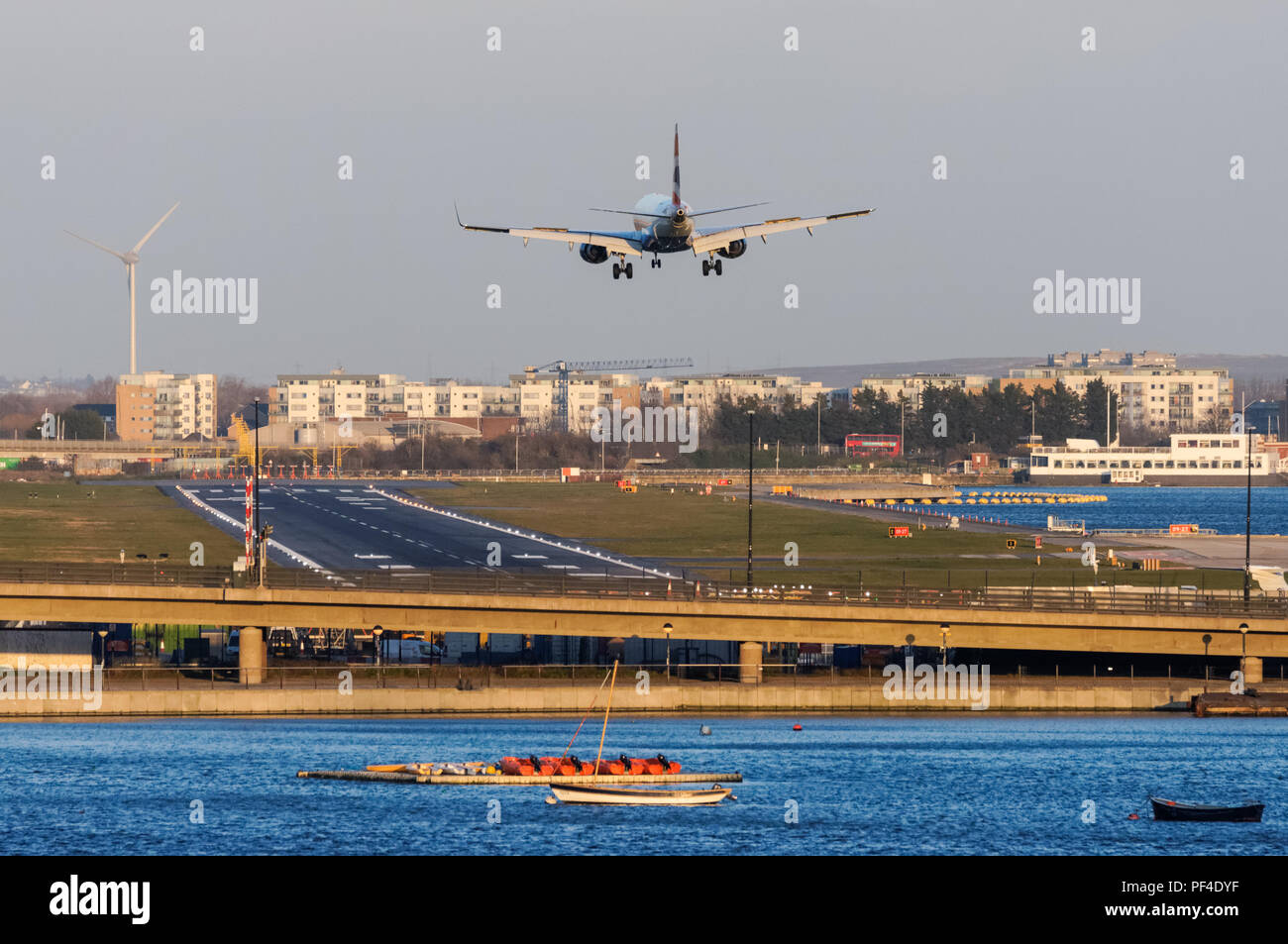 Atterraggio aereo di linea a London City Airport, Londra Inghilterra Regno Unito Regno Unito Foto Stock