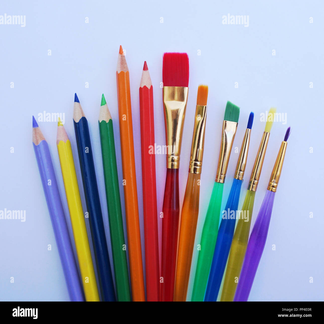 Roba di scuola per la formazione di arte in legno, matita colorata e pennelli in diversi colori. Colori vivaci, torna a scuola ed stuff conce Foto Stock