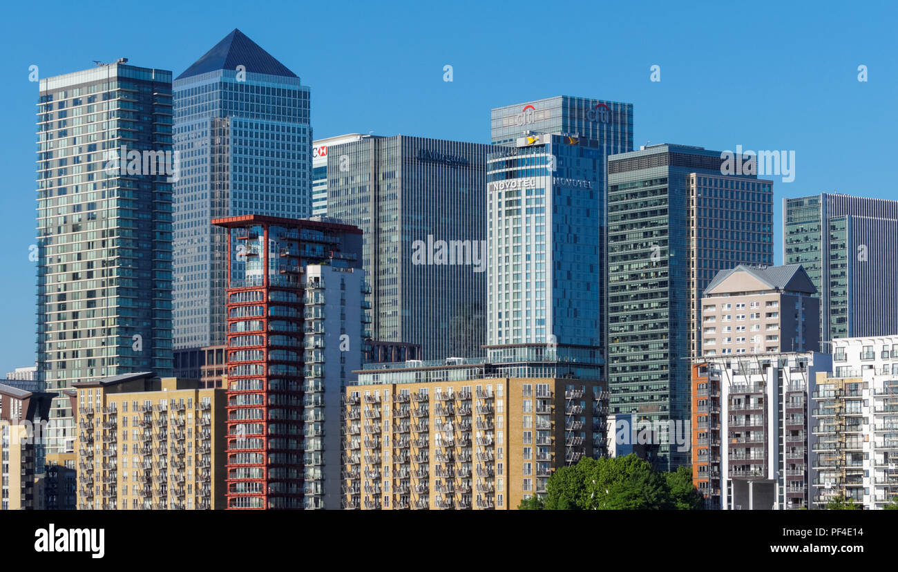 Grattacieli e edifici residenziali a Canary Wharf, Londra Regno Unito Regno Unito Foto Stock