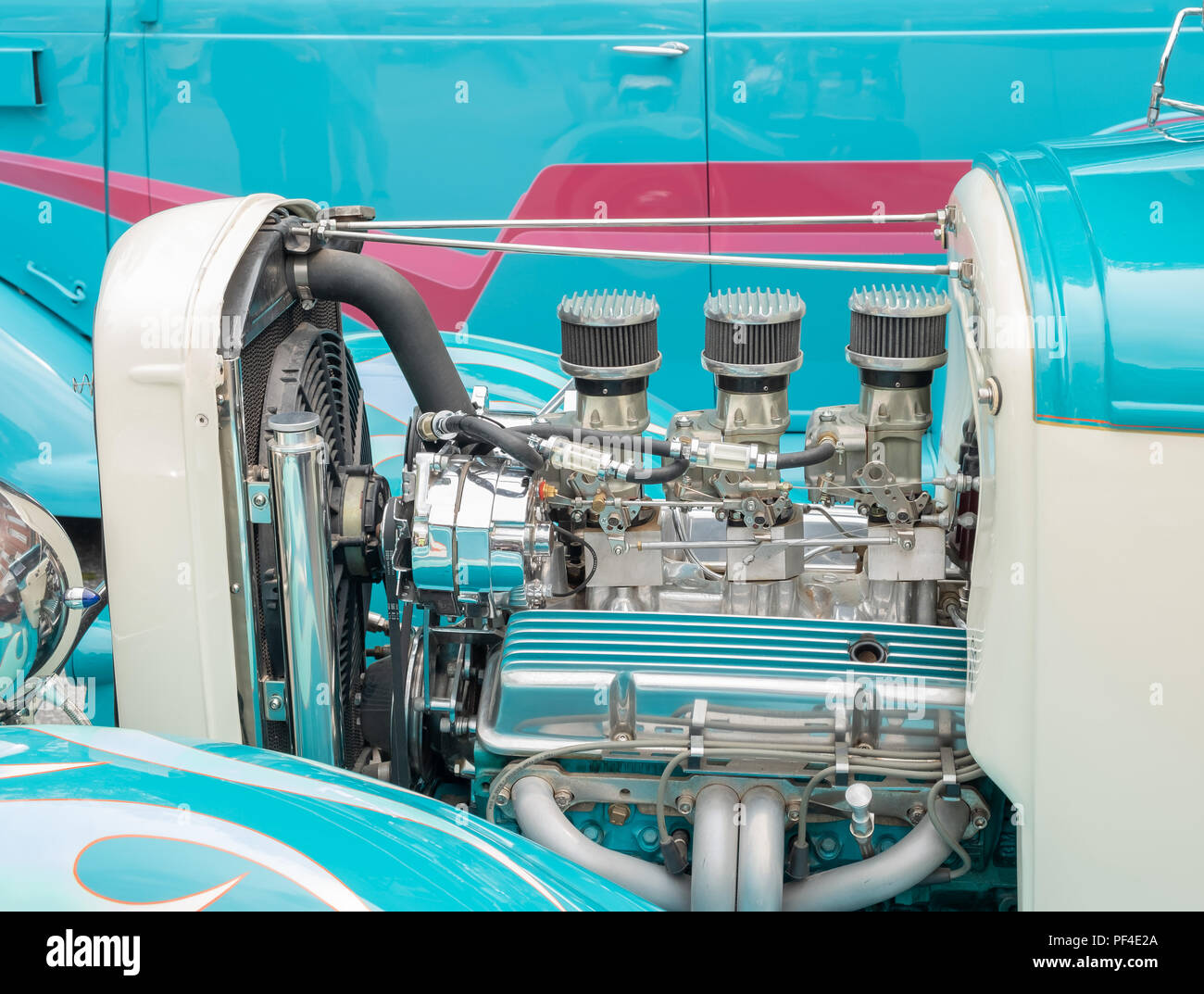 Splendidamente ricostruito 8 motore cilindro si trova nel vano motore di un colorato hotrod auto. Foto Stock