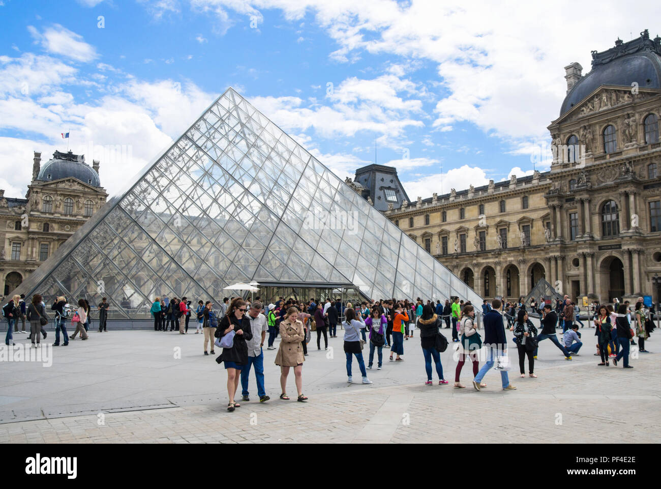 I turisti al di fuori del museo del Louvre a Parigi, Francia Foto Stock