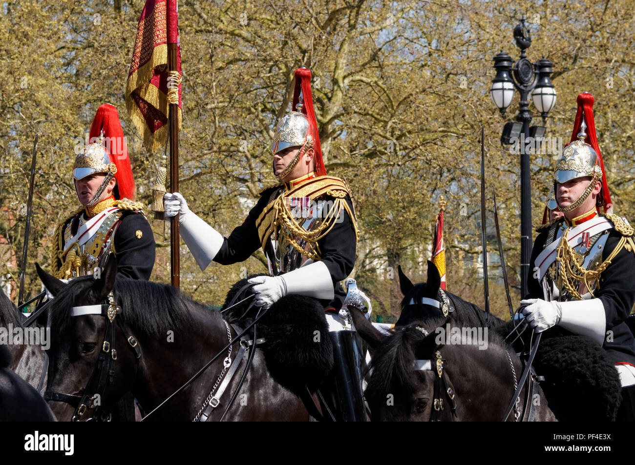 Life Guards of the Household Cavalry, reggimento a cavallo sul Mall, Londra Inghilterra Regno Unito Regno Unito Foto Stock