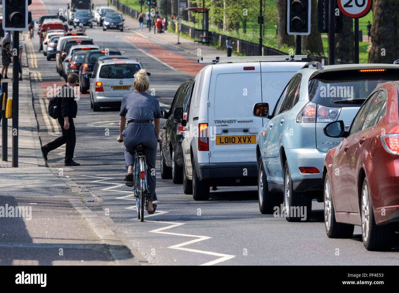 Ciclista su Lea Bridge Road in Clapton, Londra England Regno Unito Regno Unito Foto Stock