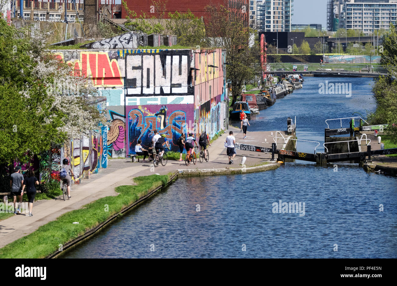 Hertford Unione serratura inferiore n. 3, Hertford Union Canal, il fiume Lee Navigazione, Londra Inghilterra Regno Unito Regno Unito Foto Stock Hertford Unione serratura inferiore n. 3, Hertford Union Canal, il fiume Lee Navigazione, Londra Inghilterra Regno Unito Regno Unito Foto Stock