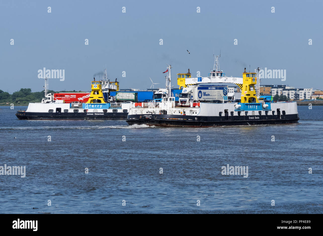 Woolwich Ferry sul fiume Thames, London, England, Regno Unito, Gran Bretagna Foto Stock