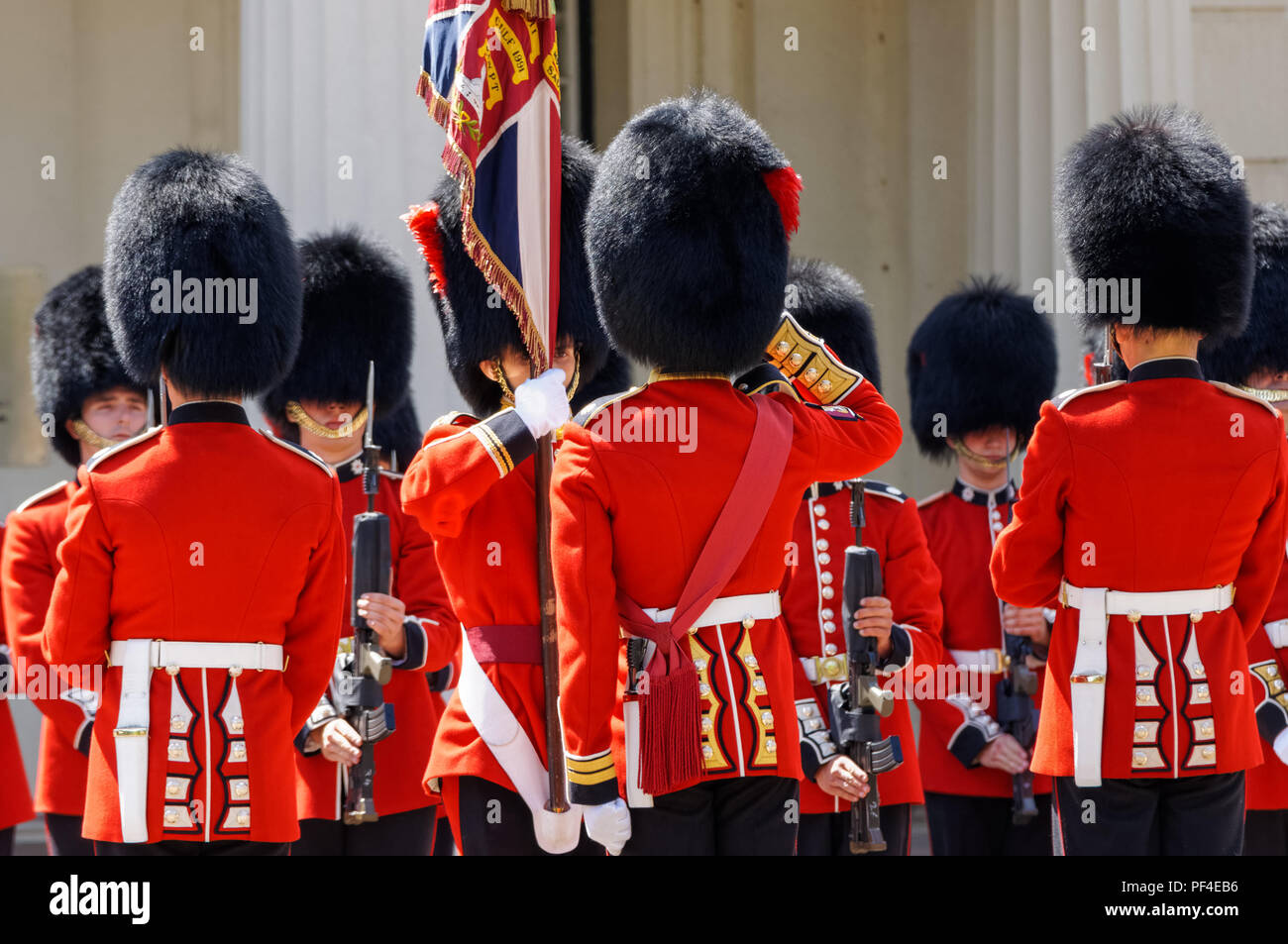 Cerimonia del cambio della guardia al di fuori Buckingham Palace di Londra England Regno Unito Regno Unito Foto Stock