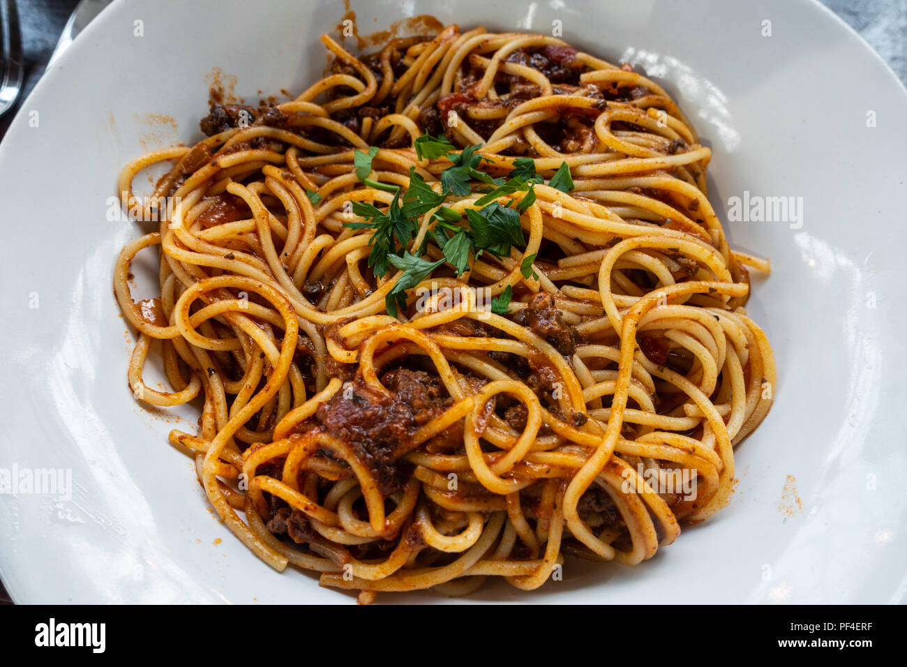 Una ciotola di spaghetti bolognese server in una vaschetta bianca in un ristorante italiano. Foto Stock