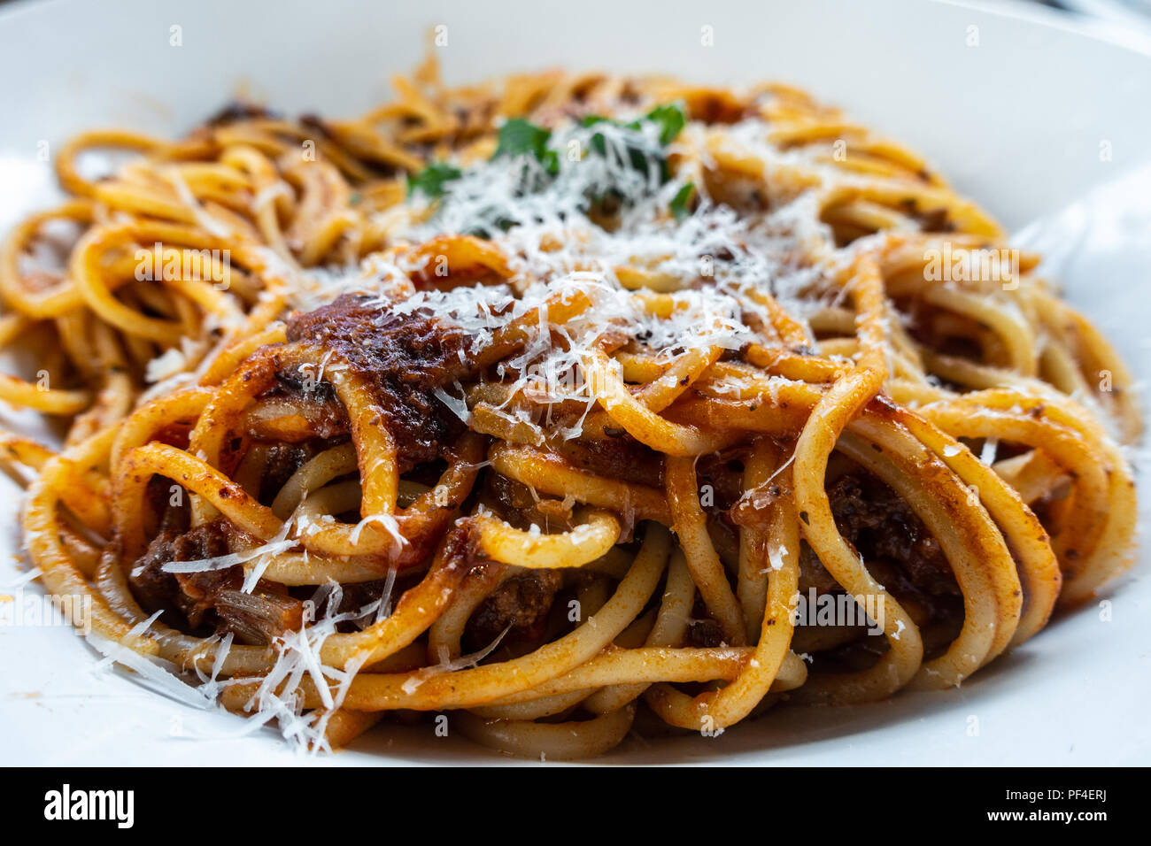 Una ciotola di spaghetti bolognese server in una vaschetta bianca in un ristorante italiano. Foto Stock