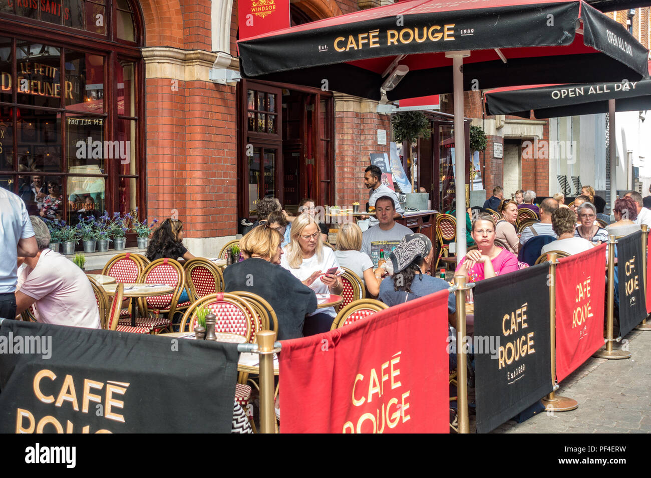 Cafe Rouge in Windsor Royal Shopping Centre in Windsor, Regno Unito Foto Stock Cafe Rouge in Windsor Royal Shopping Centre in Windsor, Regno Unito Foto Stock