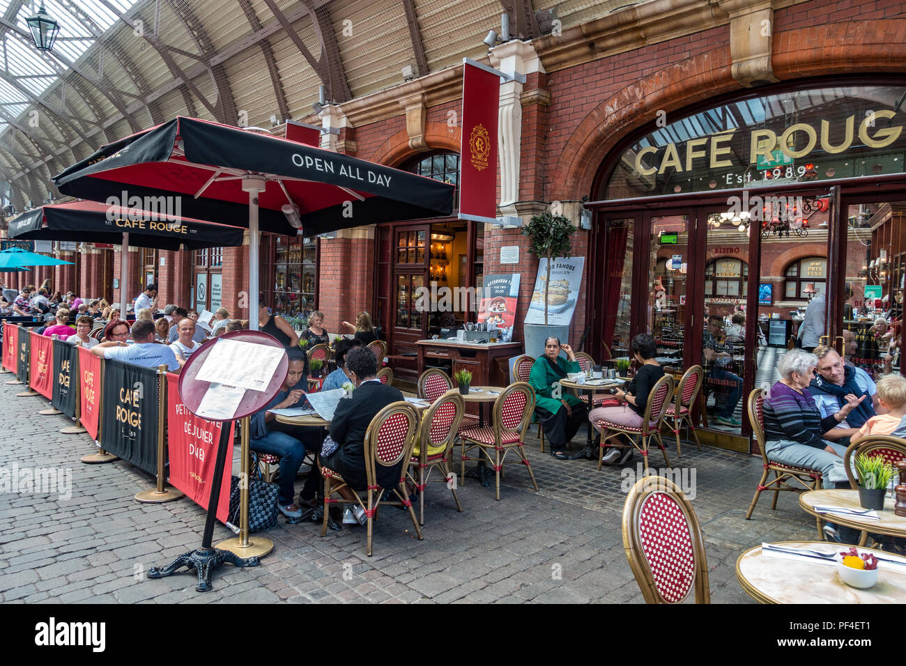 Cafe Rouge in Windsor Royal Shopping Centre in Windsor, Regno Unito Foto Stock Cafe Rouge in Windsor Royal Shopping Centre in Windsor, Regno Unito Foto Stock