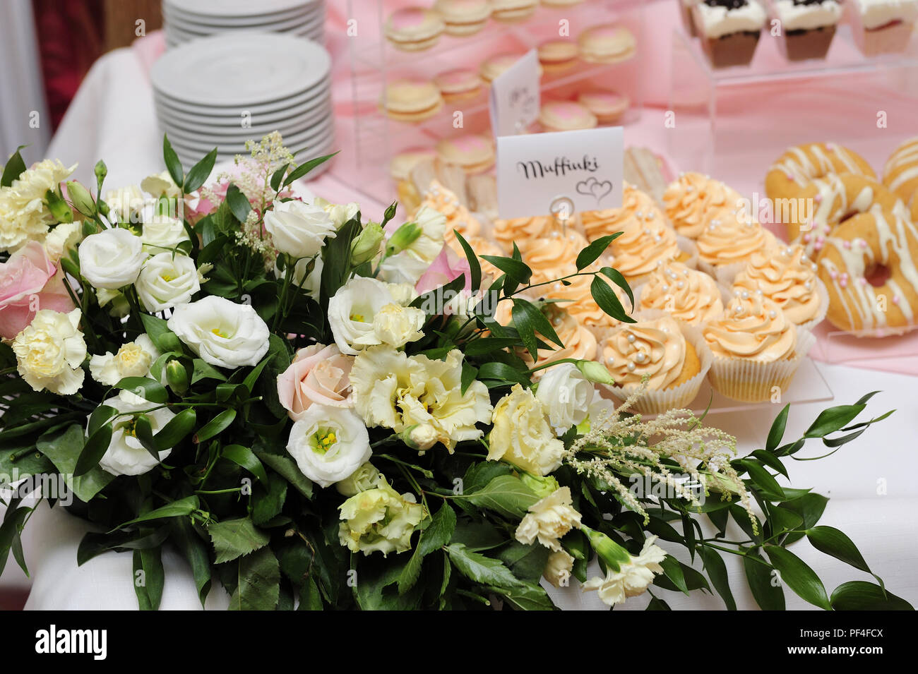 Mangiare, caramelle, dolci fatti in casa, fatto a mano, tabella, dolci, zucchero, prodotti da forno, cottura, party, catering, business Foto Stock