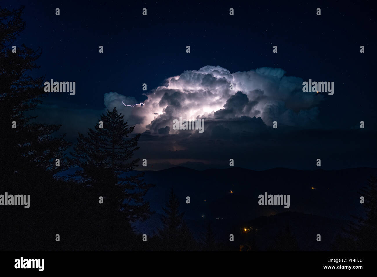 Un enorme temporale con fulmini attiva l'illuminazione delle nuvole è visto dall'alto picco della manopola di abete rosso nei monti Appalachi del West vergine Foto Stock