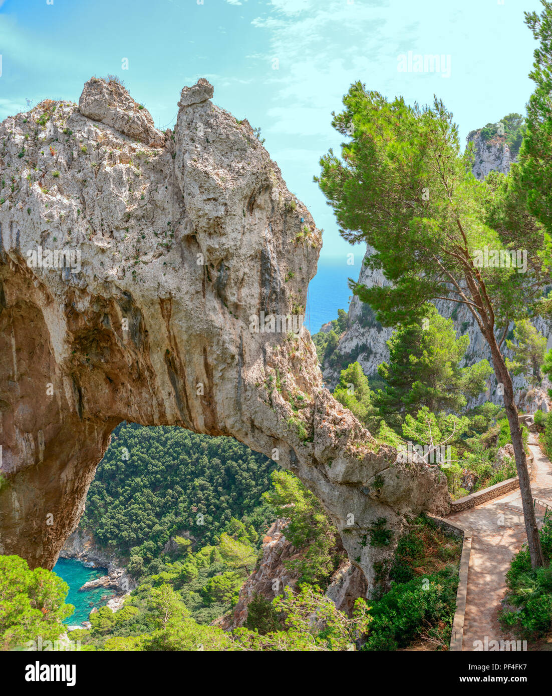 L'Arco Naturale (Arco naturale) su Capri, Italia, come visto dalla vicina area di visualizzazione. Foto Stock