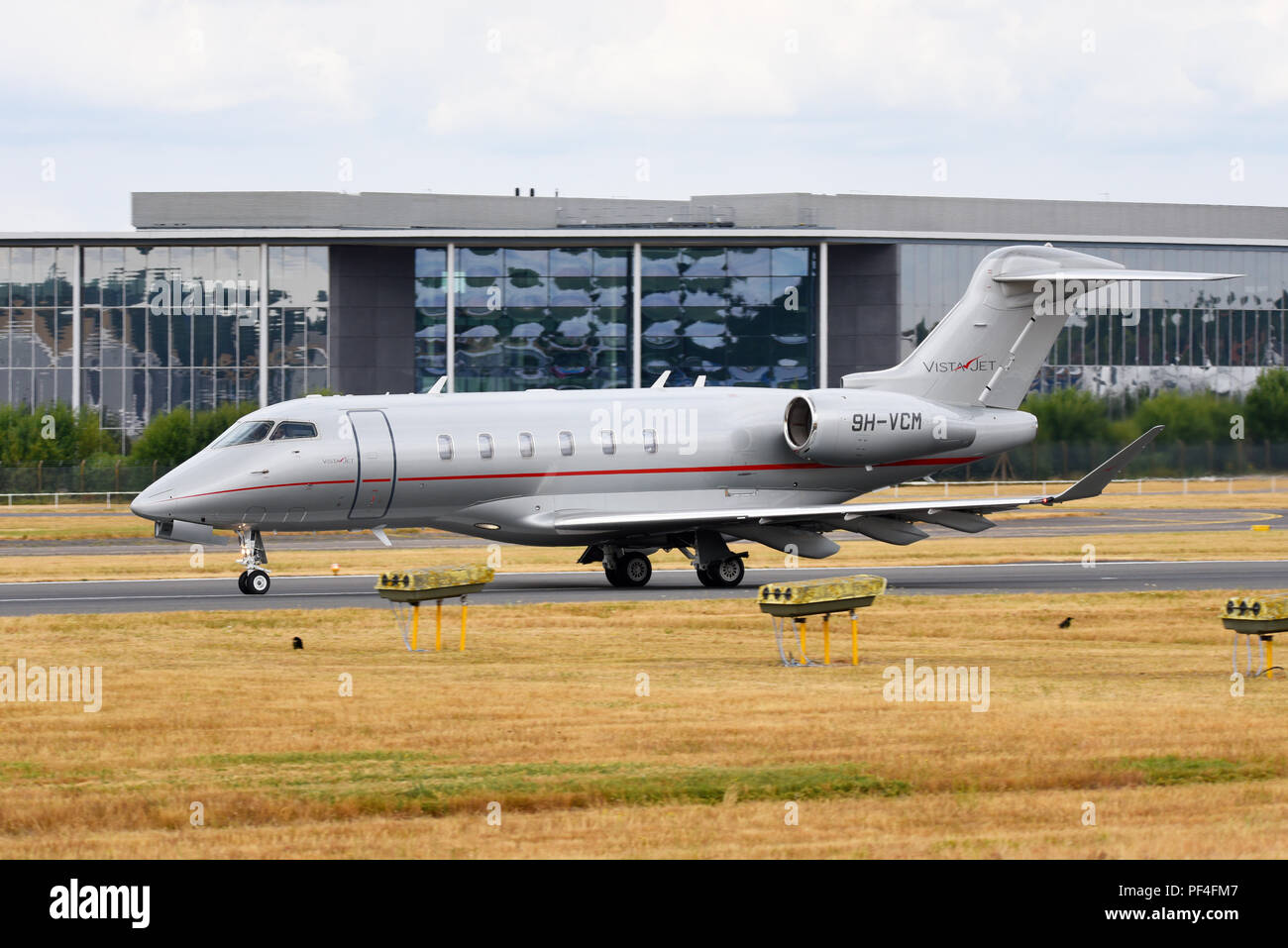 Vistajet Bombardier Challenger 350 9H-VCM a Farnborough Airshow internazionale FIA, aeronautica, aerospaziale trade show Foto Stock