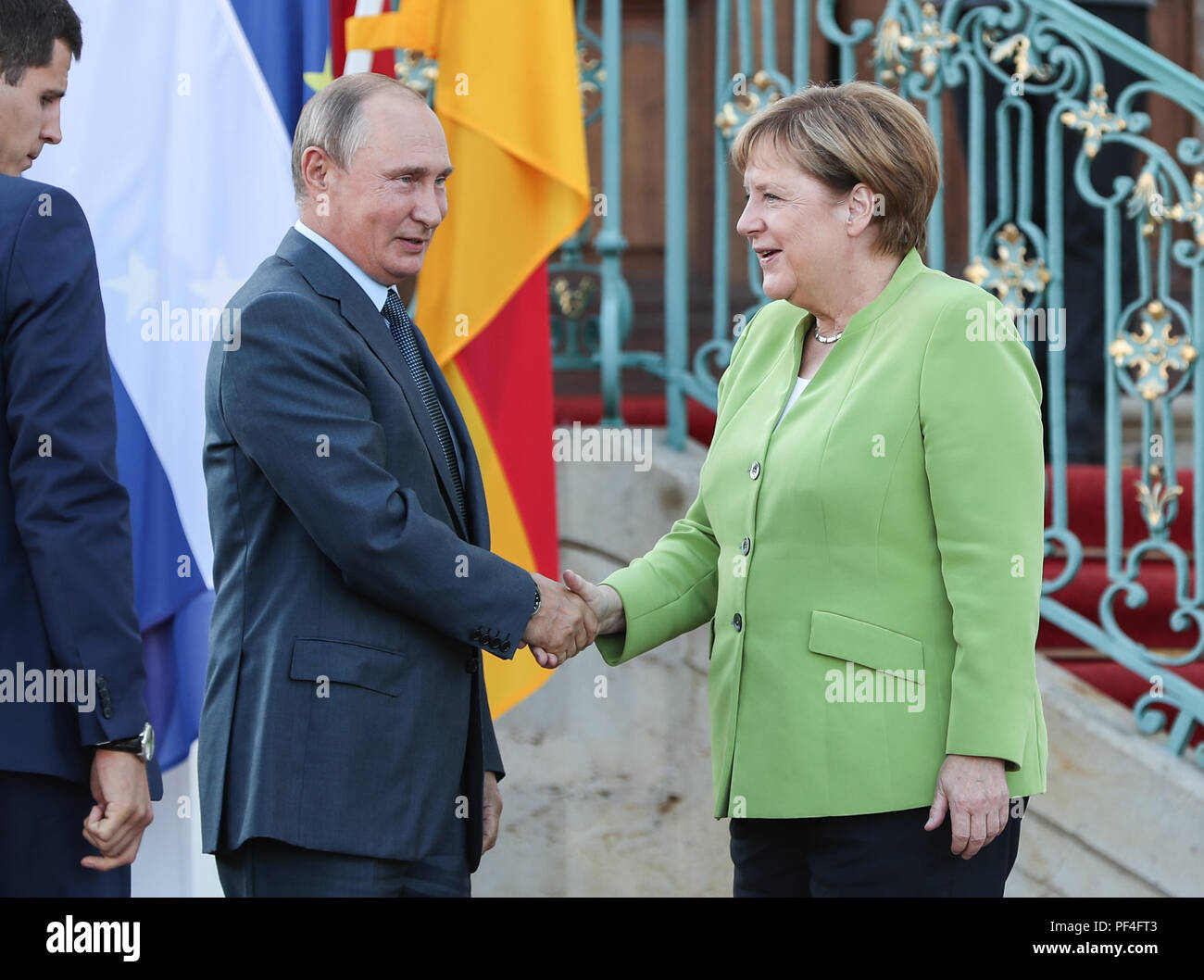 Meseberg, Germania. 18 Agosto, 2018. Il cancelliere tedesco Angela Merkel (R) scuote le mani con la visita del Presidente russo Vladimir Putin a Schloss Meseberg, a nord di Berlino, Germania, il 18 agosto, 2018. Il cancelliere tedesco Angela Merkel e il Presidente russo Vladimir Putin ha tenuto colloqui nel nord di Berlino il sabato, con argomenti che spaziano dalla Siria, Ucraina, Iran nonché il Nord Stream 2 gas pipeline project. Credito: Shan Yuqi/Xinhua/Alamy Live News Foto Stock