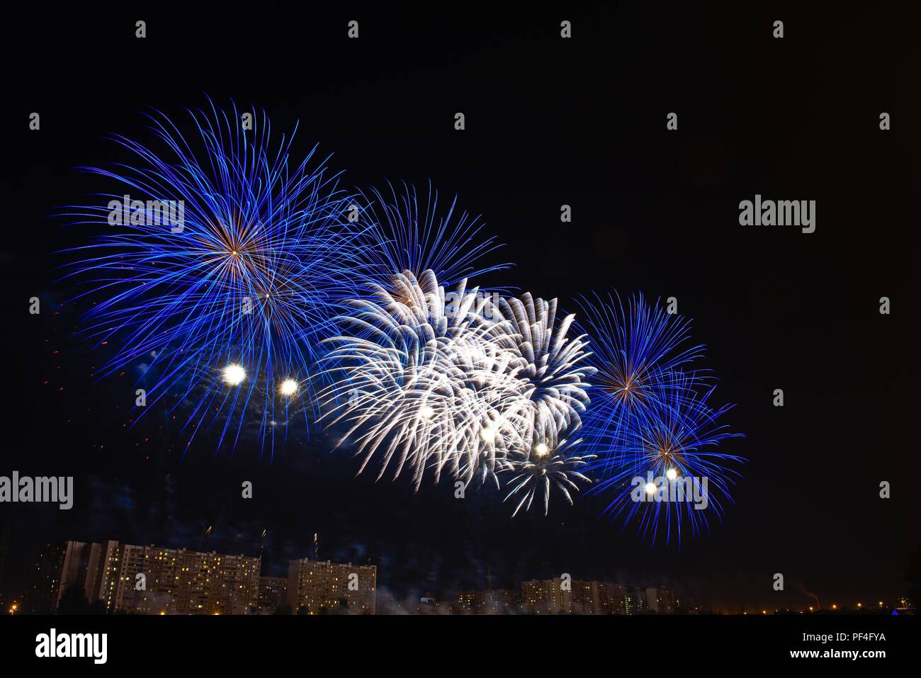 Mosca, Russia. 19-Agosto 2018. La prima giornata internazionale del festival dei fuochi d'artificio ROSTEC, il più grande festival internazionale di arte pirotecnica è finita. Quattro squadre hanno tenuto il loro giro di oggi: Austria, Bulgaria, STATI UNITI D'AMERICA, Italia. Igor Ippolitov/Alamy Live News Foto Stock