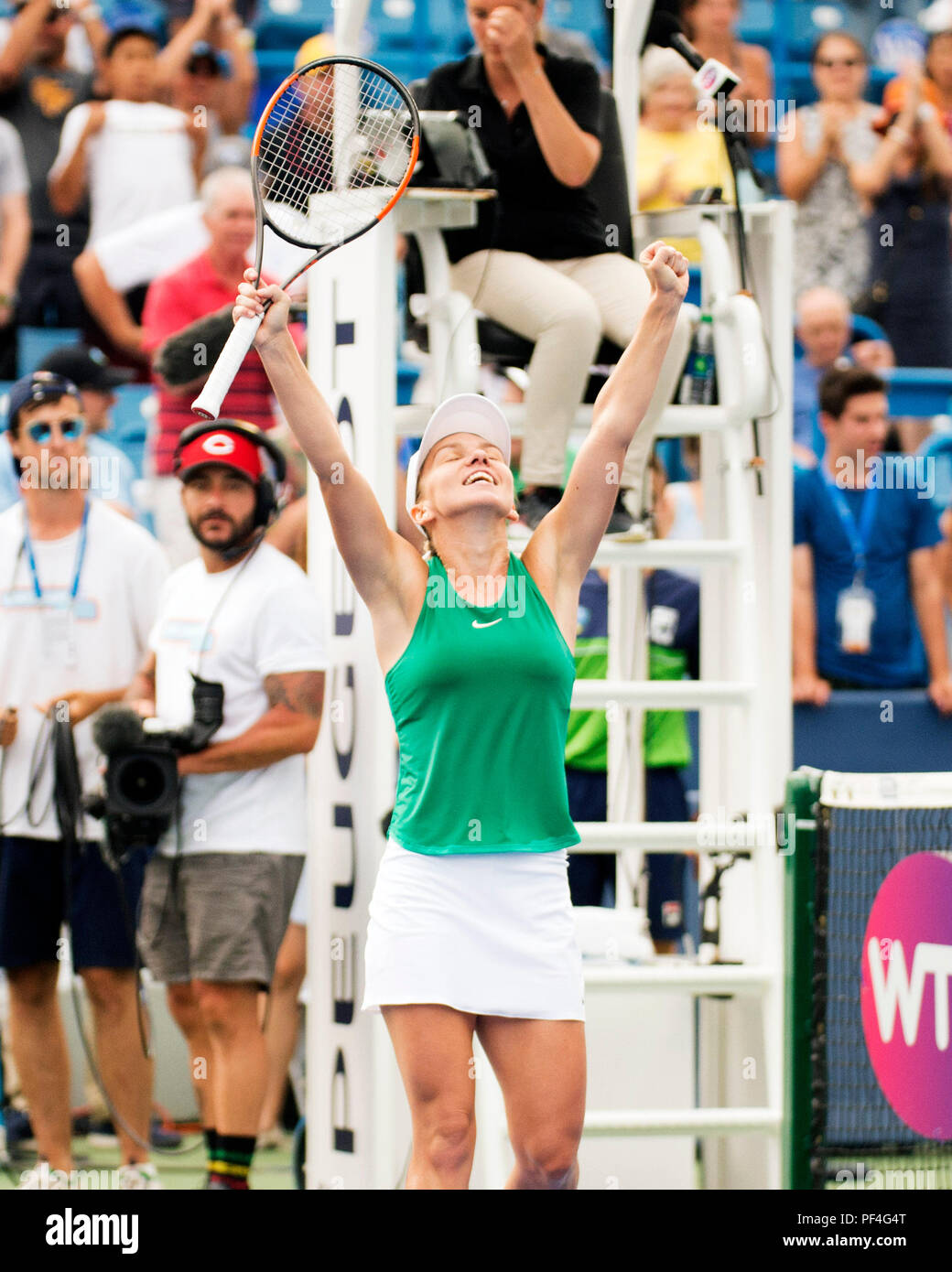 Ohio, Stati Uniti d'America. Il 18 agosto 2018. Simona Halep (ROU) celebra la sua vittoria contro Aryna Sabalenka (BLR) a sud occidentali in aperto Mason, Ohio, Stati Uniti d'America. Brent Clark/Alamy Live News Foto Stock