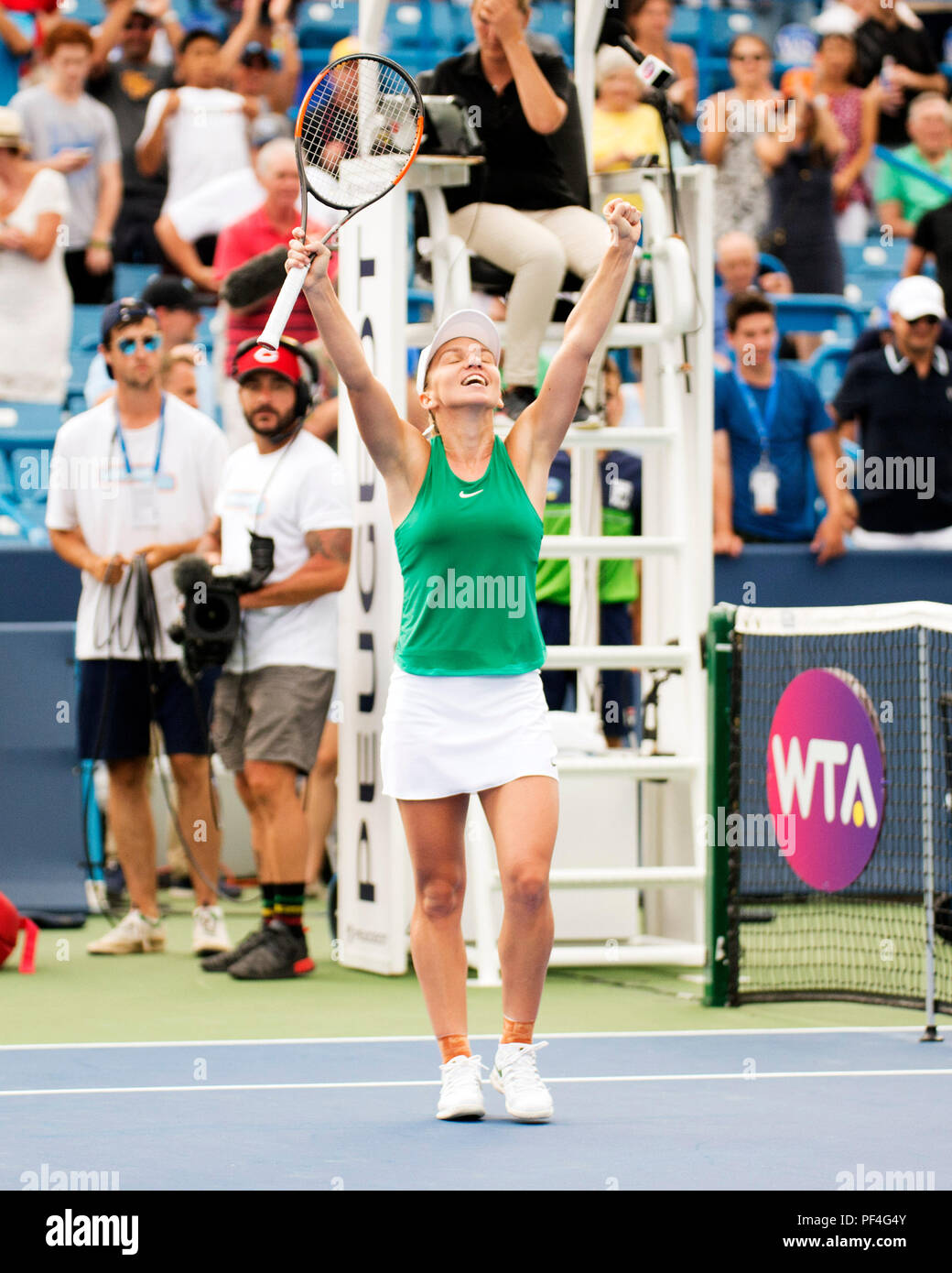 Agosto 2018: Simona Halep (ROU) celebra la sua vittoria contro Aryna Sabalenka (BLR) a sud occidentali in aperto Mason, Ohio, Stati Uniti d'America. Brent Clark/Alamy Live News Foto Stock