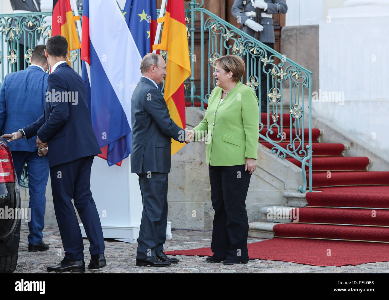 Meseberg, Germania. 18 Agosto, 2018. Il cancelliere tedesco Angela Merkel (1R) scuote le mani con la visita del Presidente russo Vladimir Putin a Schloss Meseberg, a nord di Berlino, Germania, il 18 agosto, 2018. Il cancelliere tedesco Angela Merkel e il Presidente russo Vladimir Putin ha tenuto colloqui nel nord di Berlino il sabato, con argomenti che spaziano dalla Siria, Ucraina, Iran nonché il Nord Stream 2 gas pipeline project. Credito: Shan Yuqi/Xinhua/Alamy Live News Foto Stock