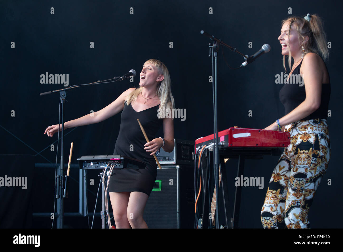 Glanusk Park, Brecon, Galles, 18 agosto 2018. Secondo giorno del festival musicale Green Man nelle Brecon Beacons Mountains in Galles. Elizabeth 'Lily' Somerville e Megan 'Meg' Markwick del duo pop IDER on the Walled Garden Stage. Crediti: Rob Watkins/Alamy Live News Foto Stock