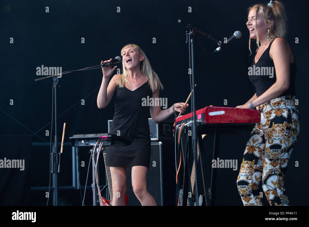 Glanusk Park, Brecon, Galles, 18 agosto 2018. Secondo giorno del festival musicale Green Man nelle Brecon Beacons Mountains in Galles. Elizabeth 'Lily' Somerville e Megan 'Meg' Markwick del duo pop IDER on the Walled Garden Stage. Crediti: Rob Watkins/Alamy Live News Foto Stock