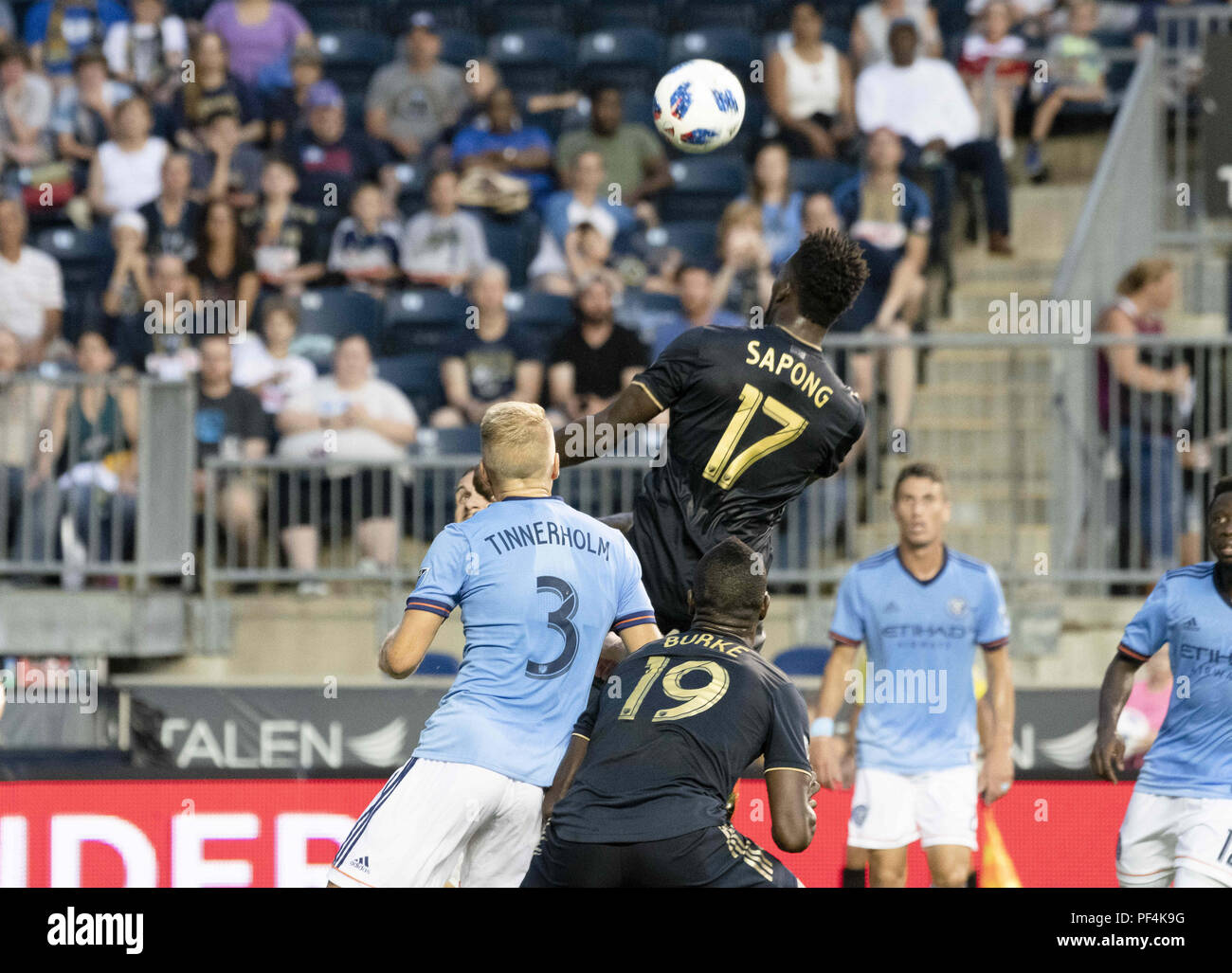 Chester, Pennsylvania, USA. 18 Agosto, 2018. Unione di Philadelphia in avanti C.J. SAPONG (17) combatte per la sfera contro New York City FC's ANTON TINNERHOLM (3) durante la partita a Talen Energy Stadium di Chester PA Credito: Ricky Fitchett/ZUMA filo/Alamy Live News Foto Stock