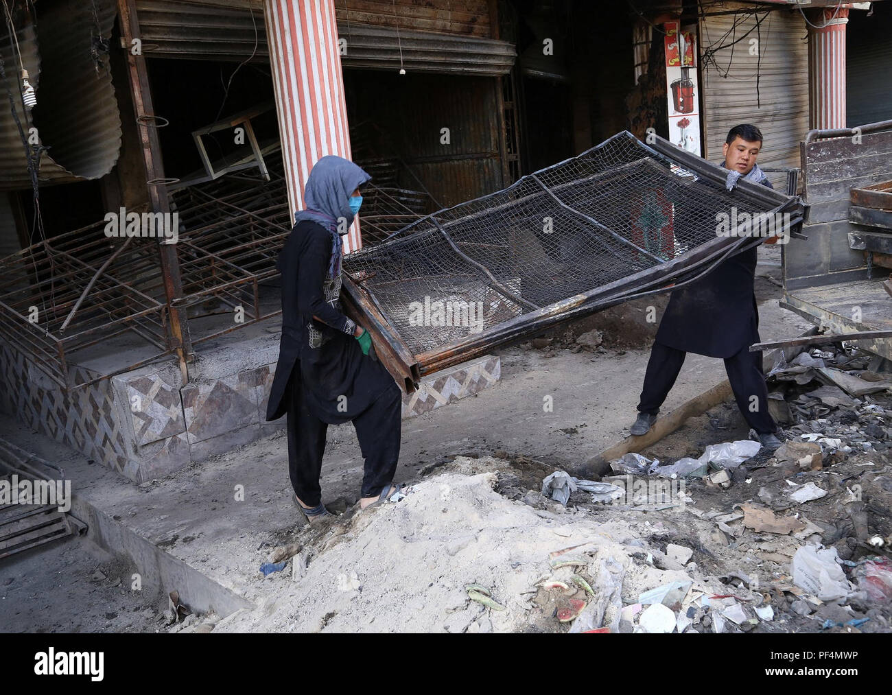 Ghazni, Afghanistan. 19 Ago, 2018. La gente lavora in un edificio danneggiato dopo gli attacchi dei talebani nella città di Ghazni, capitale della provincia di Ghazni, Afghanistan, 19 Agosto, 2018. Il Presidente afghano Ashraf Ghani ha visitato la città di Ghazni, dove ha incaricato la assegnazione di un massimo di venti milioni di dollari per ricostruire l'amministrazione provinciale strutture, l'afghano Palazzo Presidenziale detto venerdì. Credito: Sayed Mominzadah/Xinhua/Alamy Live News Foto Stock