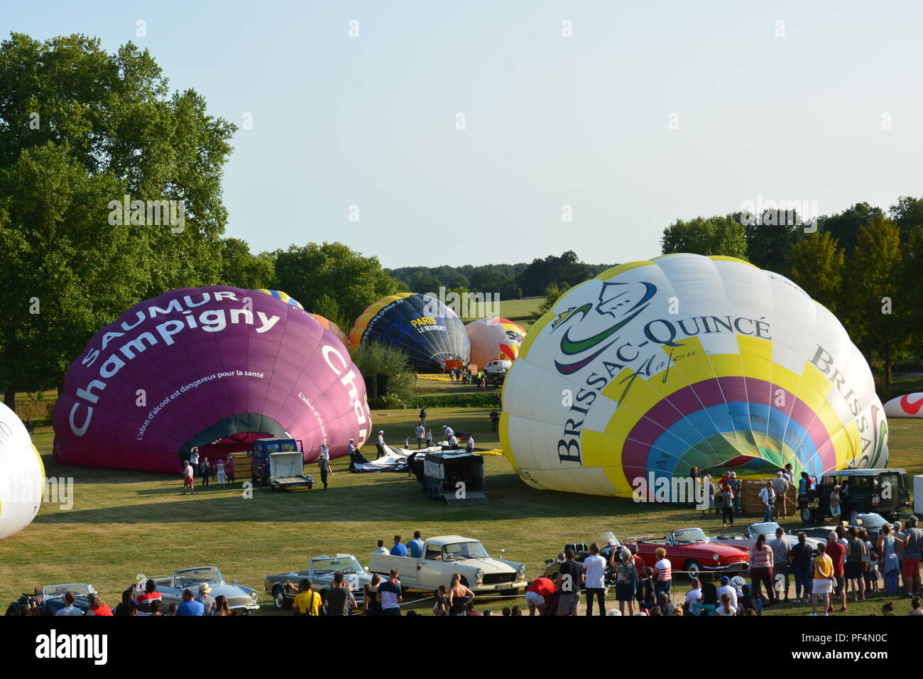 Maine et Loire, Francia. Il 18 agosto 2018. Palloncino Hhotir festiva, Brissac-Quince, Maine et Loire, Francia. 18/08/2018. 7pm di decollo del volo a palloncino sul chateau e oltre. Credito: Elaine Simmonds/Alamy Live News Foto Stock