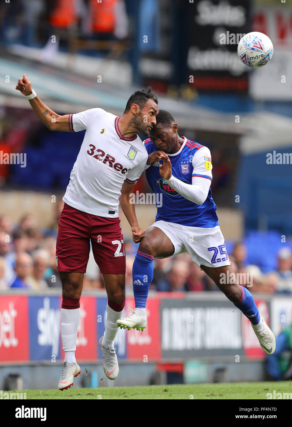 Ipswich, Regno Unito. 18 Agosto, 2018. Edun Tayo di Ipswich Town falli Ahmed Elmohamady di Aston Villa per ricevere il suo primo cartellino giallo del match - Ipswich Town v Aston Villa, Sky scommessa campionato, Portman Road, Ipswich - XVIII Agosto 2018 Credit: Richard Calver/Alamy Live News Foto Stock
