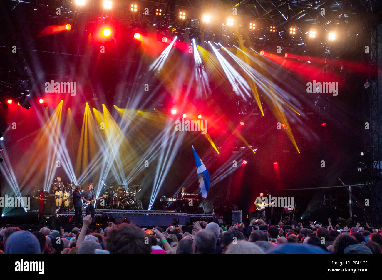 Stirling, in Scozia. 18 Agosto, 2018. Runrig eseguire il loro concerto finale, dopo 45 anni insieme come una band, per un vende la folla, nei campi sotto il Castello di Stirling, Scozia. Credit George Robertson/Alamy Live News Foto Stock