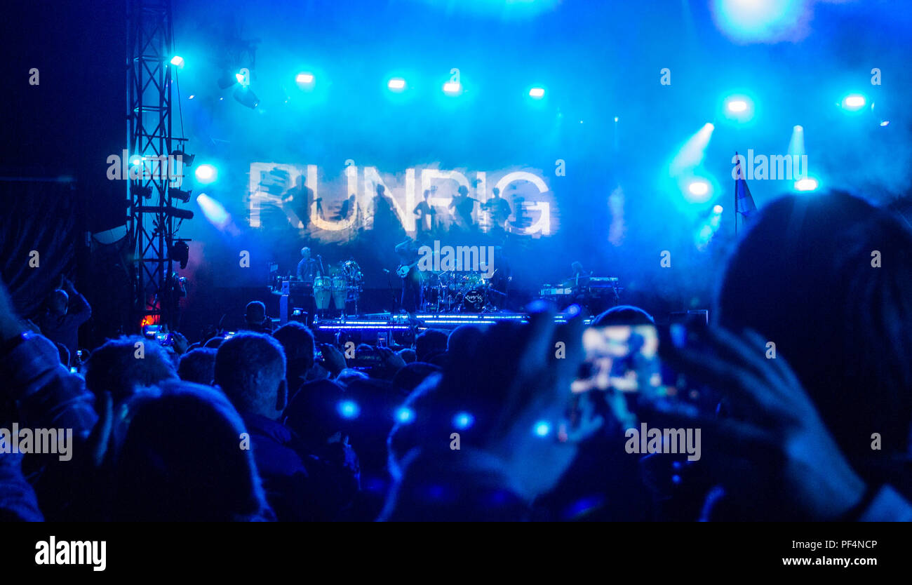 Stirling, in Scozia. 18 Agosto, 2018. Runrig eseguire il loro concerto finale, dopo 45 anni insieme come una band, per un vende la folla, nei campi sotto il Castello di Stirling, Scozia. Credit George Robertson/Alamy Live News Foto Stock