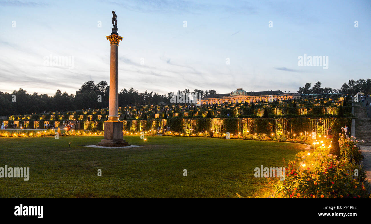 Potsdam, Germania. 18 Agosto, 2018. Palazzo Sanssouci festively è accesa al tramonto a Potsdam il palazzo di notte. Credito: Julian Stähle/dpa-Zentralbild/dpa/Alamy Live News Foto Stock