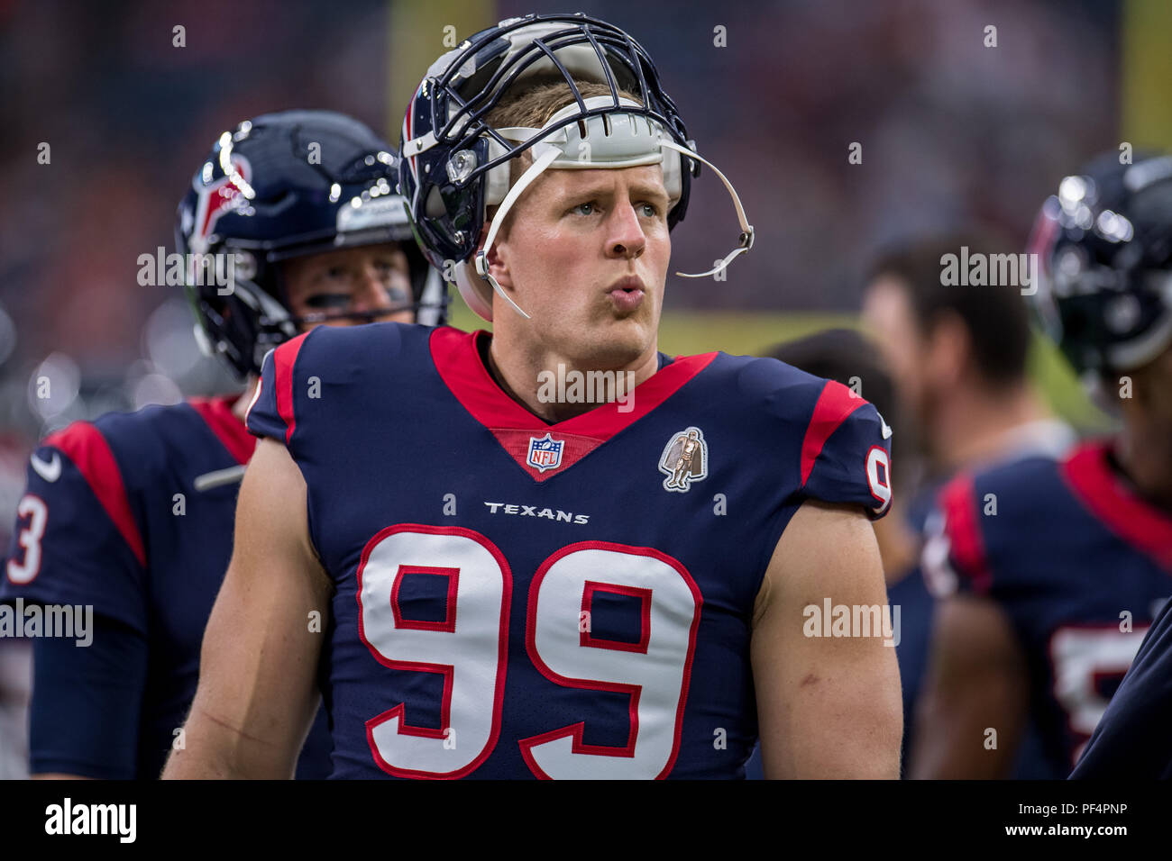 Houston, Stati Uniti d'America. Il 18 agosto 2018. Houston Texans difensivo fine J.J. Watt (99) prima di una stagione NFL partita di calcio tra la Houston Texans e San Francisco 49ers a NRG Stadium di Houston, TX. Houston ha vinto il gioco 16 a 13. Trask Smith/CSM Foto Stock