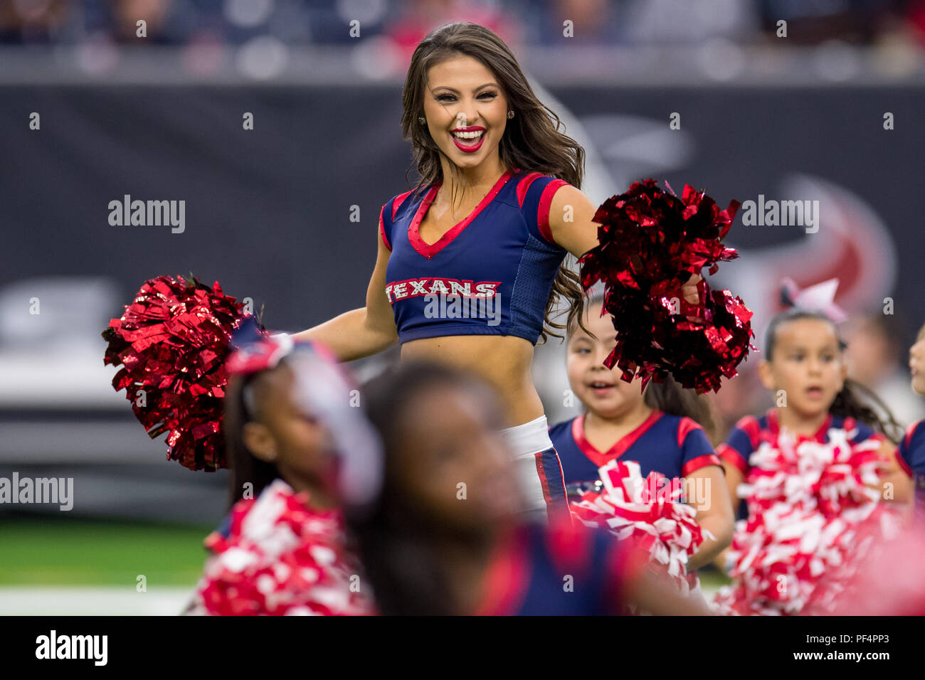 Houston, Stati Uniti d'America. Il 18 agosto 2018. Houston Texans cheerleader eseguire prima un preseason NFL partita di calcio tra la Houston Texans e San Francisco 49ers a NRG Stadium di Houston, TX. Houston ha vinto il gioco 16 a 13. Trask Smith/CSM Foto Stock