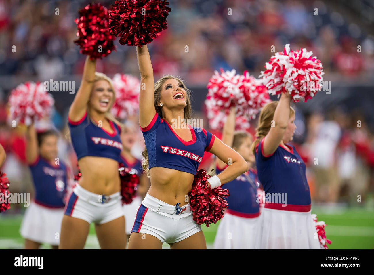Houston, Stati Uniti d'America. Il 18 agosto 2018. Houston Texans cheerleader eseguire prima un preseason NFL partita di calcio tra la Houston Texans e San Francisco 49ers a NRG Stadium di Houston, TX. Houston ha vinto il gioco 16 a 13. Trask Smith/CSM Foto Stock