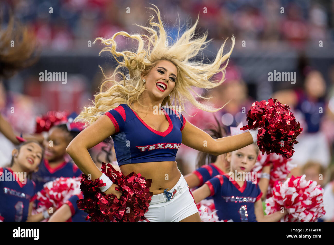 Houston, Stati Uniti d'America. Il 18 agosto 2018. Houston Texans cheerleader eseguire prima un preseason NFL partita di calcio tra la Houston Texans e San Francisco 49ers a NRG Stadium di Houston, TX. Houston ha vinto il gioco 16 a 13. Trask Smith/CSM Foto Stock